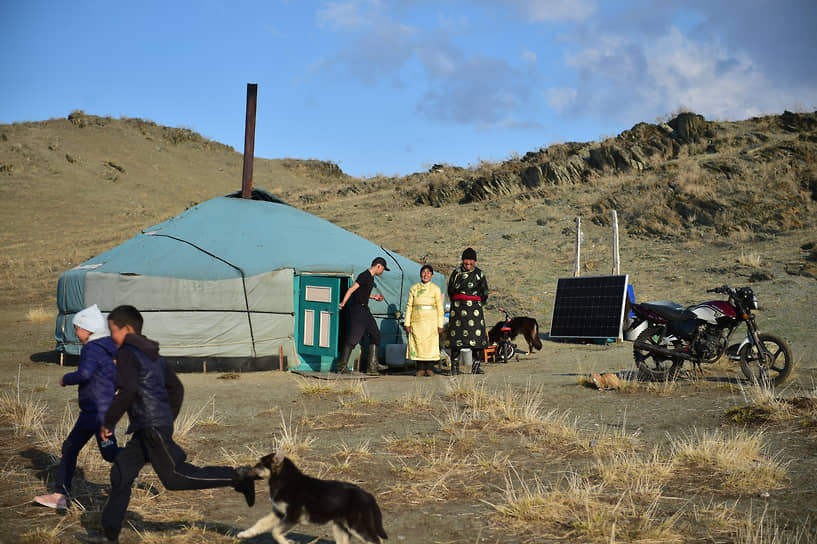 Повседневная жизнь кочевников-пастухов (чабанов) Барун-Хемчикского кожууна (района) Республики Тыва. Чабаны у своей юрты
