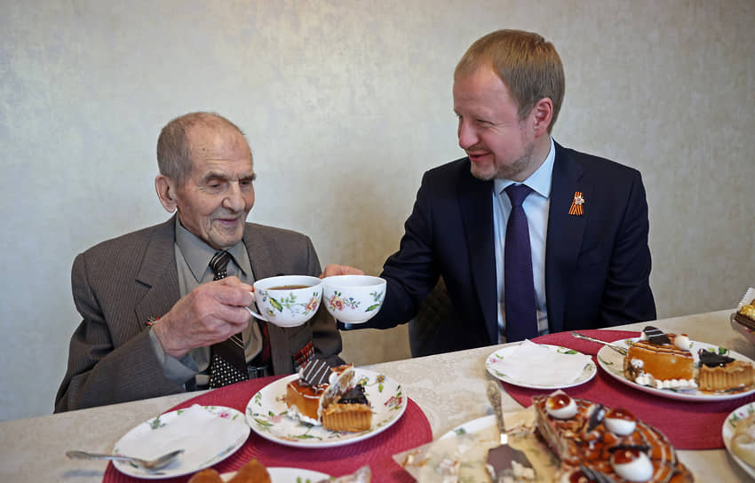 Губернатор Алтайского края Виктор Томенко(справа) во время поздравления 97-летнего ветерана Василия Горбунова (слева)