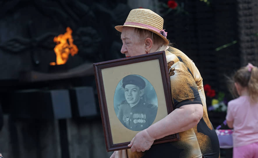 Празднование Дня Победы в Барнауле. Жители с портретами своих близких выходили на улицы во время парада