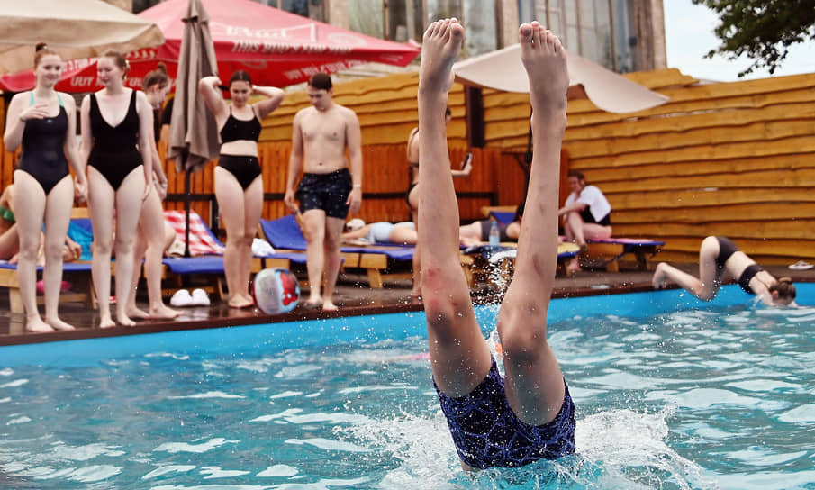 Люди купаются в бассейне на базе отдыха во время аномальной жары в Омской области