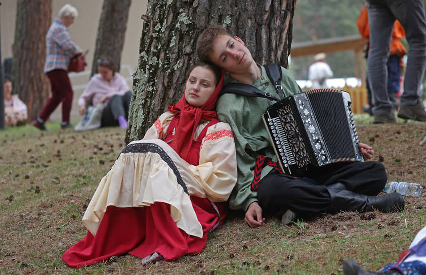 Участники фольклорных коллективов во время празднования Дня России в Республике Алтай