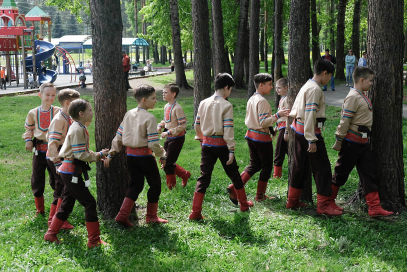 Празднование Дня защиты детей в городе Прокопьевске, Кемеровская область. Участники творческого коллектива в костюмах