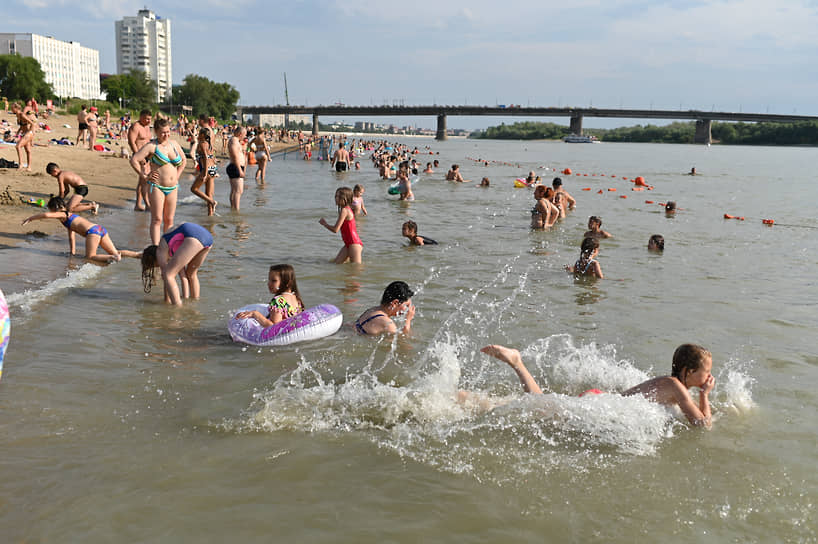 Отдыхающие на Центральном пляже на берегу Иртыша в Омске