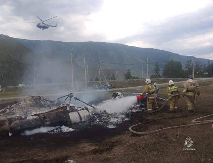 В Республике Алтай потерпел крушение вертолет МИ-8Т, перевозивший экскурсионную группу. При крушении погибли пять человек, девять пострадали. Воздушное судно задело ЛЭП, рухнуло на землю и загорелось