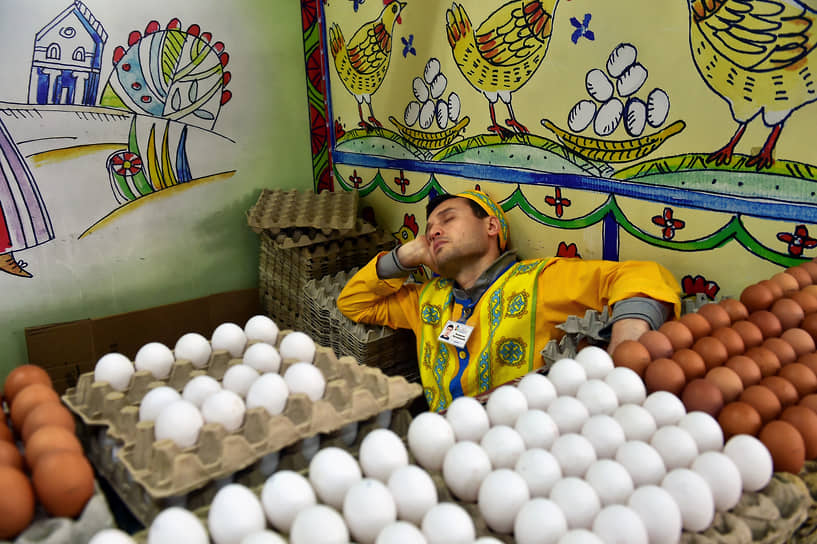 Продавец за прилавком с куриными яйцами на Центральном рынке в Новосибирске