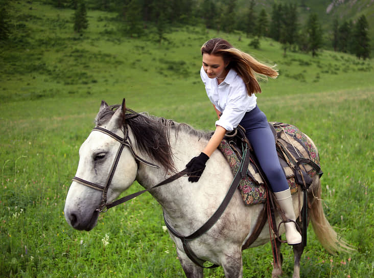 Участница конного похода в Уймонской долине Усть-Коксинского района Республики Алтай