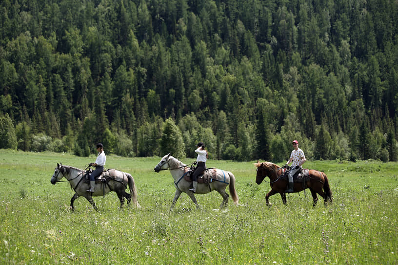 Участники конного похода в Уймонской долине Усть-Коксинского района Республики Алтай