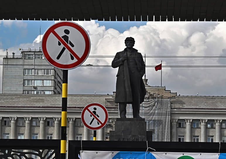 Памятник Ленину на площади Революции в Красноярске