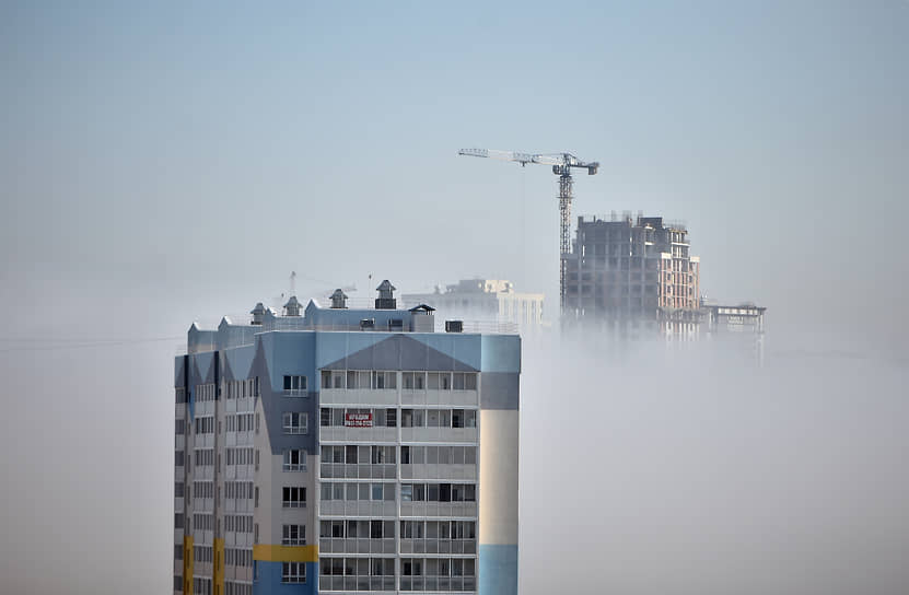 Виды Новосибирска. Строящиеся жилые комплексы у реки Обь во время утреннего тумана