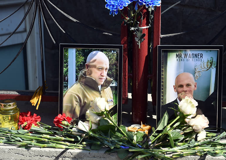 Стихийный мемориал в Новосибирске, посвященный погибшему в авиакатастрофе главе ЧВК &quot;Вагнер&quot; Евгению Пригожину