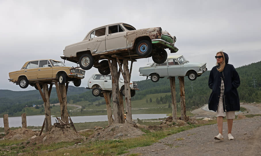 Виды Республики Алтай, Улаганский тракт. Арт-объект автомобили на деревянных сваях и туристы