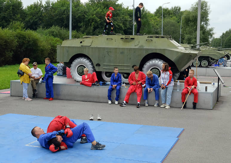 Спортсмены во время соревнований по борьбе во время празднования Дня шахтера в городе Прокопьевске, Кузбасс
