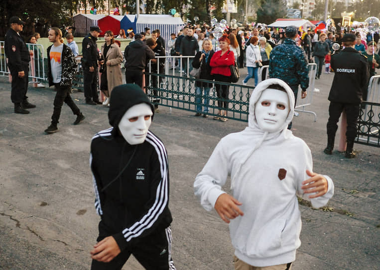 Дети в масках на улице во время празднования &quot;Дня шахтера&quot; в Прокопьевске
