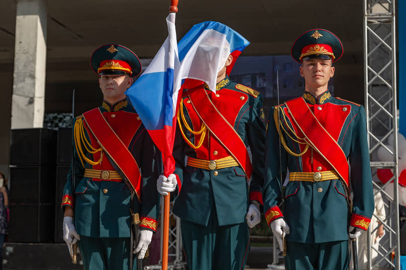 Торжественная линейка.  Рота почетного караула с флагом России.