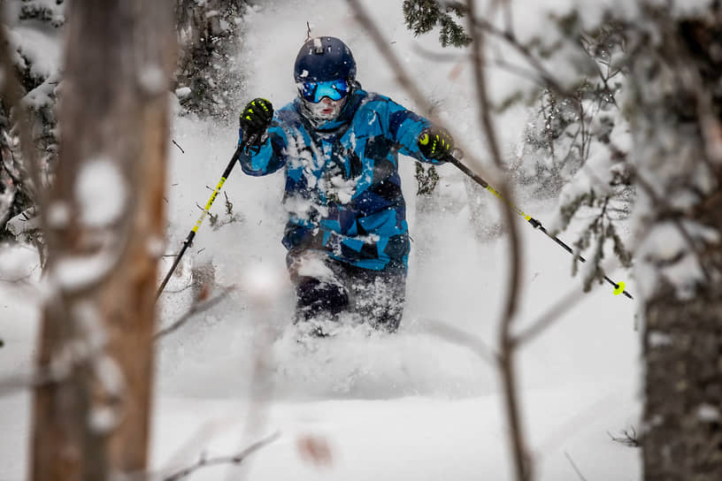 Спортсмен на горных лыжах во время катания вне трассы на горнолыжном курорте Шерегеш в Кемеровской области