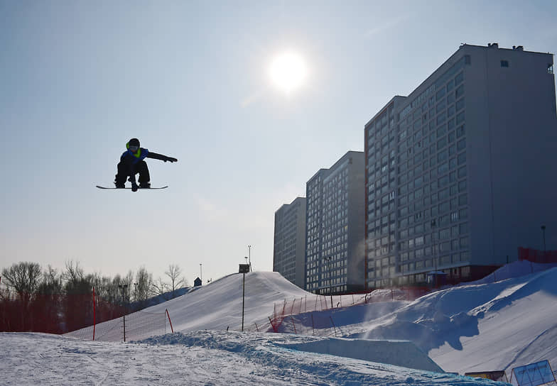 Спортсмен во время катания на склоне сноуборд-парка на территории горнолыжного комплекса «Горский» на левом берегу Новосибирска