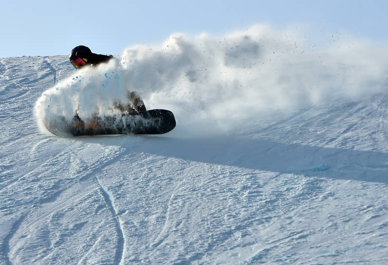 Спортсмен во время катания на склоне сноуборд-парка на территории горнолыжного комплекса «Горский» в Новосибирске