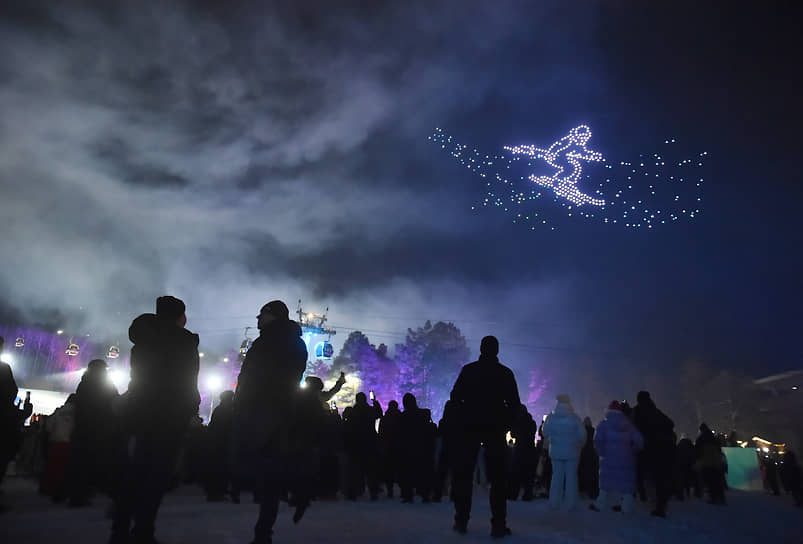 Церемония официального открытия всесезонного горнолыжного курорта Манжерок. Участники во время шоу дронов «Легенда о создании Алтая» 
