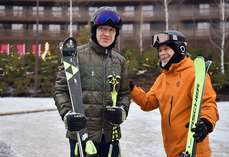 Глава Республики Алтай Олег Хорохордин (слева) и певец Олег Газманов (справа) во время катания на лыжах на горнолыжном курорте Манжерок в Республике Алтай