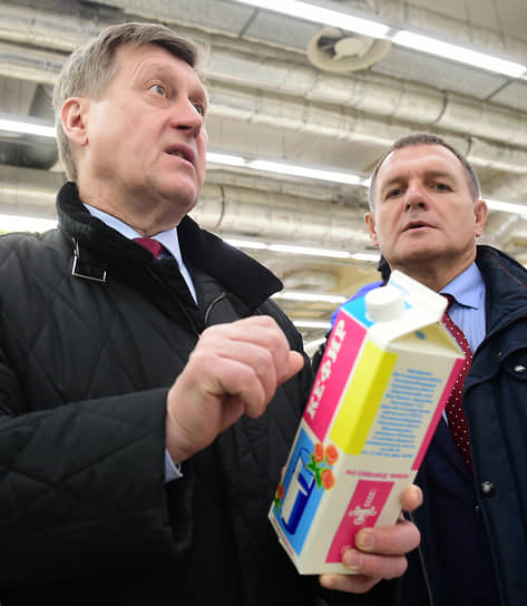 Мэр Новосибирска Анатолий Локоть (слева) в торговом зале гипермарткета «Ашан»