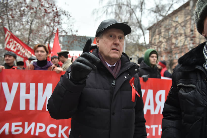 Мэр Новосибирска Анатолий Локоть во время празднования 106-летия Октябрьской социалистической революции во время митинга на площади Ленина в Новосибирске