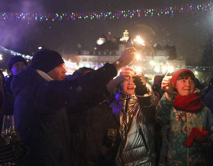 Празднование нового года в Томске. Жители на площади Ленина во время встречи 2024 года