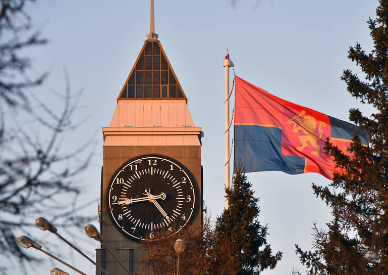 Виды Красноярска. Башня с часами и флаг Красноярска