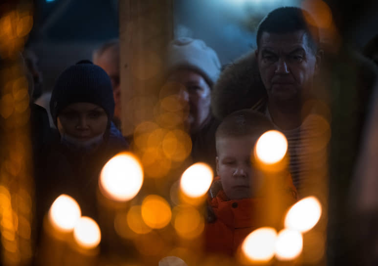 Верующие во время рождественской службы в храме Рождества Христова в Красноярске