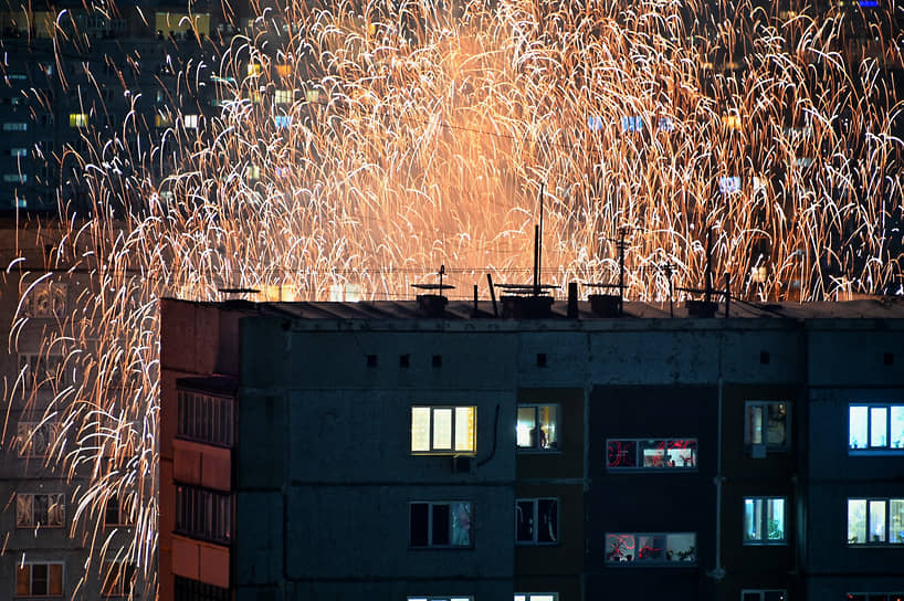 Виды Омска в новогоднюю ночь. Новогодний фейерверк во дворе жилого дома