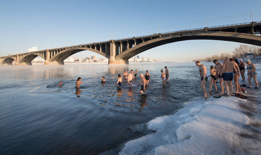 Участники клуба моржей Криофил во время крещенских купаний на реке Енисей в Красноярске