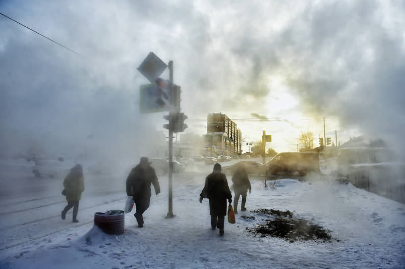Работы по ликвидации последствий прорыва теплотрассы в Ленинском районе Новосибирска. В результате аварии более 100 домов остались без отопления и горячей воды