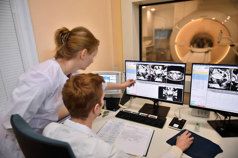 Работа международного томографического центра СО РАН в новосибирском Академгородке. Сотрудники центра во время исследования пациента на приборе МРТ