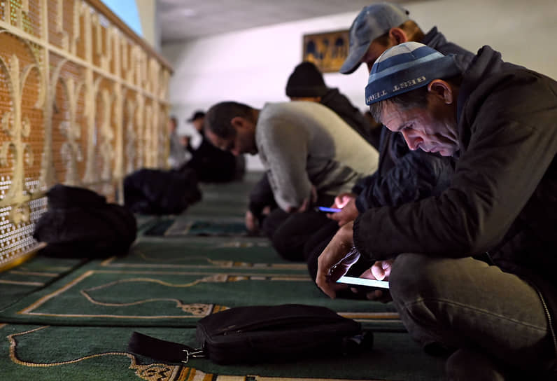 Мусульмане во время намаза в Сибирской соборной мечети в Омске во время праздничных мероприятий в день Ураза Байрам