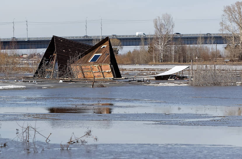 Последствия паводка на реке Томь в Томске. Затонувший деревянный дом