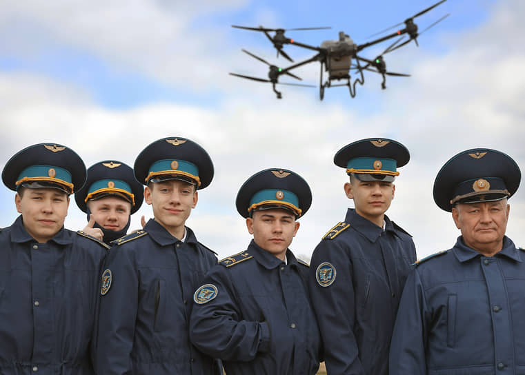 Первый в Алтайском крае авиасалон сельскохозяйственных дронов «АлтайАгроБАС-2024». Курсанты летной школы во время пуска квадрокоптеров