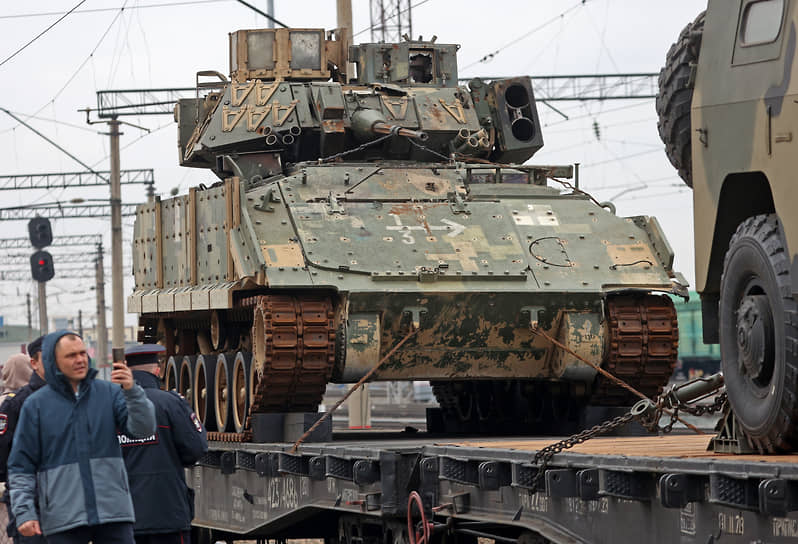 В Барнауле встретили поезд «Сила в правде». На платформе: американская боевая машина пехоты М2 Bradley, подбитая российскими бойцами в ходе наступления на Авдеевку
