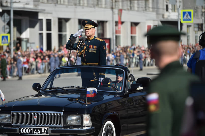 Военный парад на Площади Ленина, посвященный 79-ой годовщине Победы в Великой Отечественной войне. Командир 39-й Гвардейской ракетной дивизии Даниил Фиофанов во время парада
