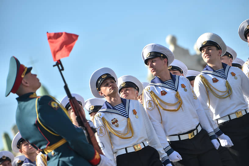 Военный парад на Площади Ленина, посвященный 79-ой годовщине Победы в Великой Отечественной войне. Военнослужащий во время парада