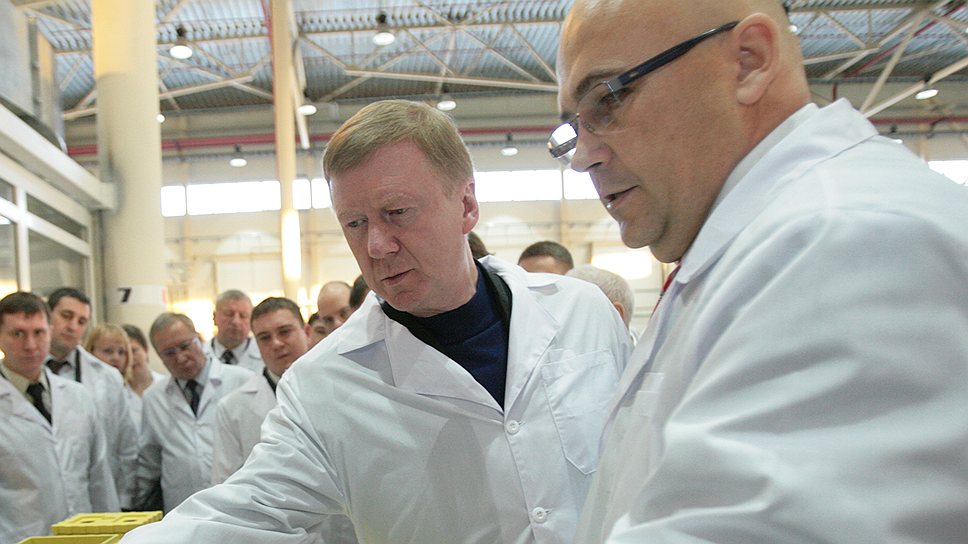 По подсчетам председателя правления «Роснано» Анатолия Чубайса (в центре), производство аккумуляторов на «Лиотехе» обошлось госкомпании в 11,6 млрд руб.