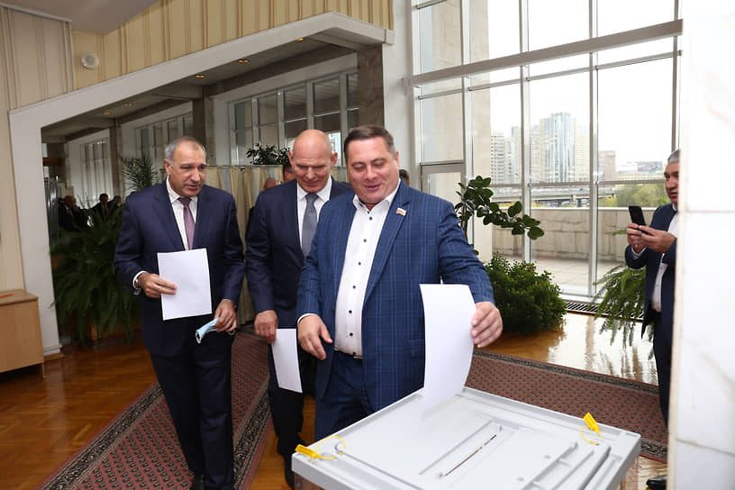В результате тайного голосования 73 депутата на пост спикера регионального заксобрания избрали Андрея Шимкива