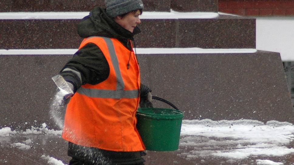 Посыпать реагенты. Посыпка тротуаров песком. Противогололедные реагенты на дорогах. Зимний реагент. Дворник посыпает дорожки солью.