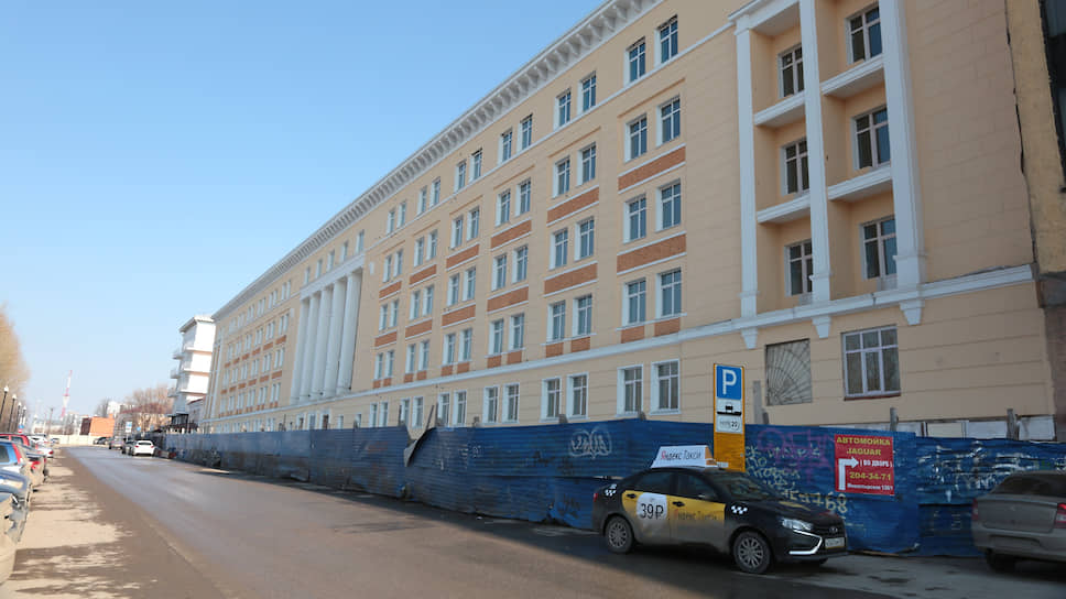 Управлением гостиницей в здании ВКИУ заинтересовался только Azimut Hotels