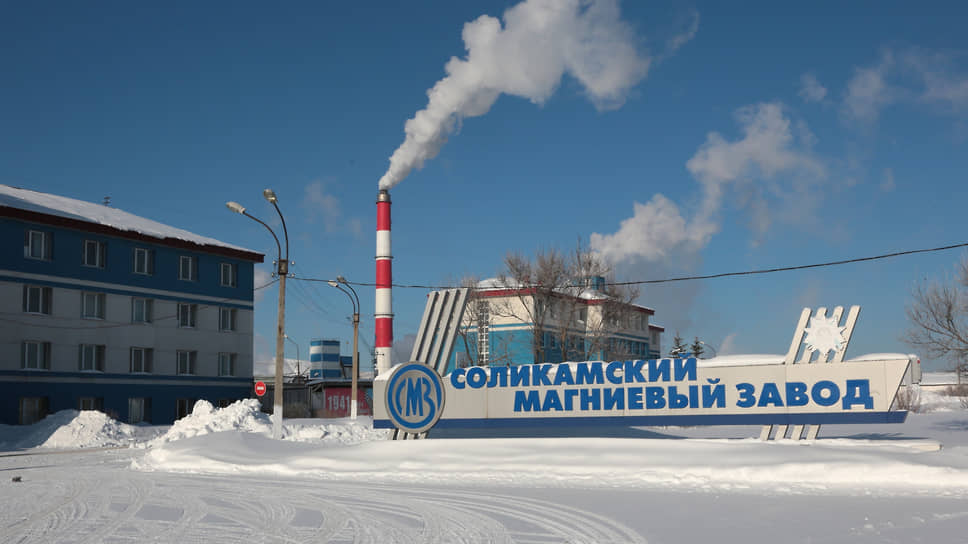 Соликамском магниевом заводе. Завод СМЗ Соликамск. Магниевый завод Соликамск. Соликамский магниевый завод 1 цех. Соликамский магниевый завод флаги.