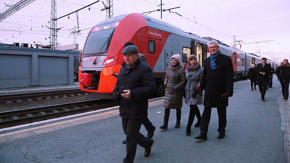 Ласточка екатеринбург пермь. Ласточка Пермь Екатеринбург. Электропоезд Пермь Екатеринбург. Поезд Ласточка Пермь-Екатеринбург. Электричка Пермь-Екатеринбург.