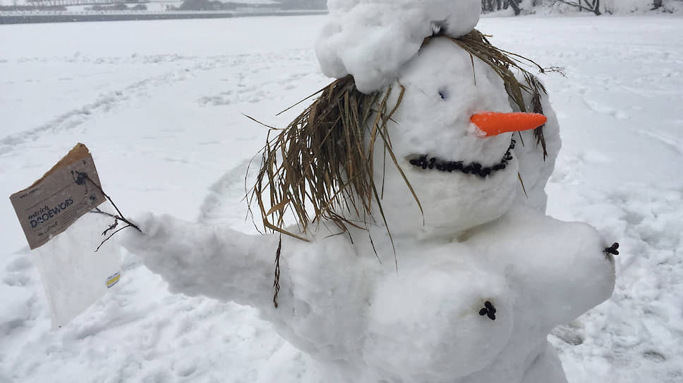 три снежные бабы. фигуры из снега кот. три кота зимний сборник. три кота снежные скульптуры.