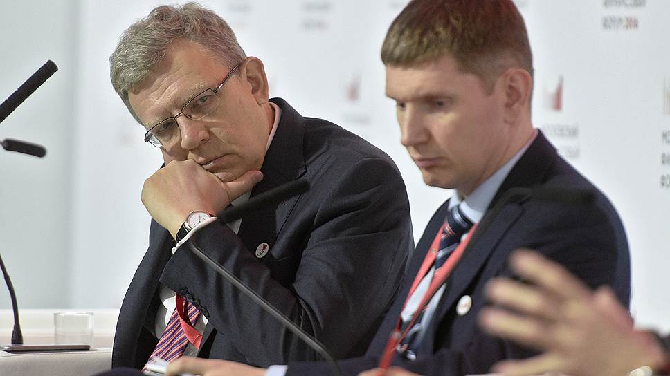 Максим Решетников и председатель совета фонда Центра стратегических разработок Алексей Кудрин участвуют в финансовом форуме, 2016 год