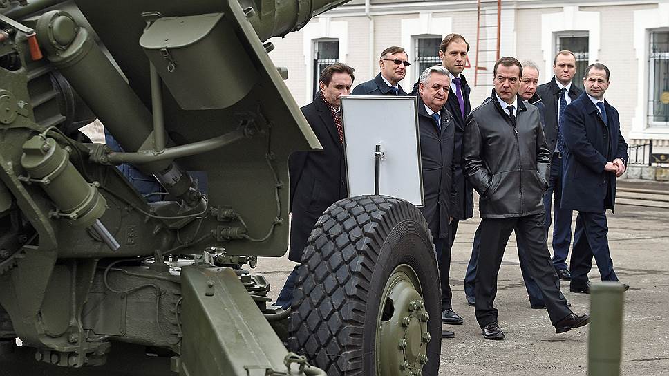 Председатель правительства РФ Дмитрий Медведев осматривает на территории ПАО «Мотовилихинские заводы» 152-мм буксируемую гаубицу МСТА-Б. 2016 год