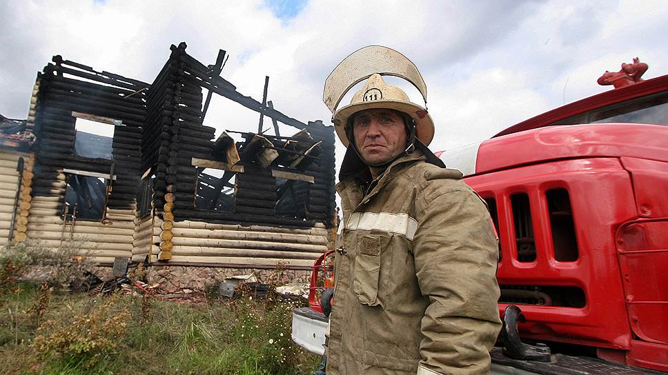 Сгоревшая дача губернатора Пермского края Олега Чиркунова. Пожар на даче, расположенной в деревне Малой, примерно в 40 км от Перми, произошел 18 июня около 21.00. Здание выгорело практически полностью, уцелел только фасад. 2007 год.