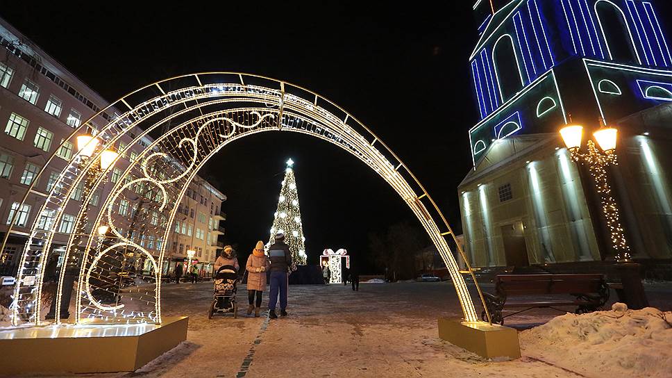 Зимой Пермь буквально преобразилась. Краевые власти выделили городу на подсветку 60 млн руб., которые поступили от частных спонсоров. Такой красивой Пермь, пожалуй, не была никогда.