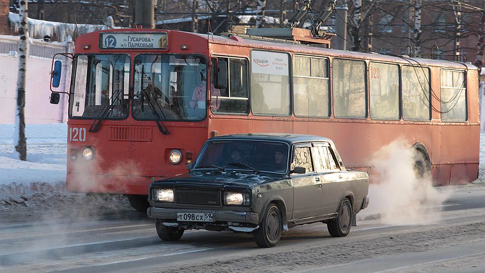 Пермский троллейбус на улице города. 2010 год.